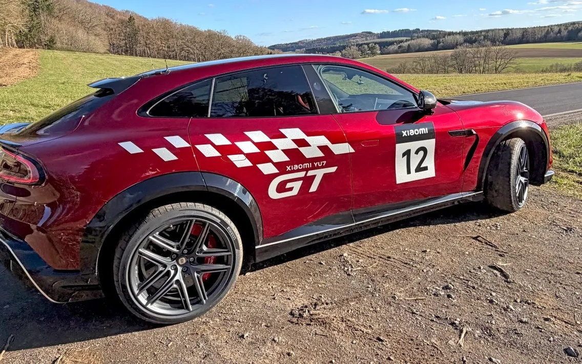 小米YU7 GT高性能SUV纽北赛道测试图再曝，顶级配置1526马力