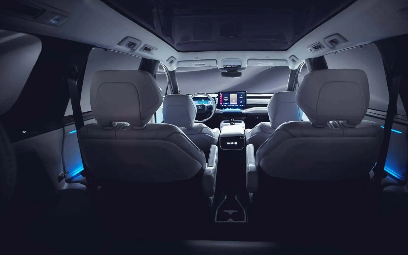 丰田大六座“电动汉兰达”内饰公布：超大中控屏+全景天幕