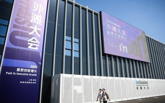 赫拉利：作为历史学者，我对AI变革的节奏和方式感到担忧