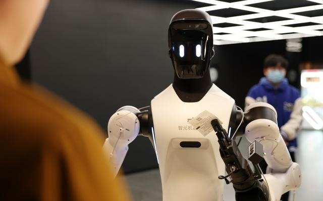 AI机器人“入职”影院，负责检票巡场配送爆米花，比人力成本低得多