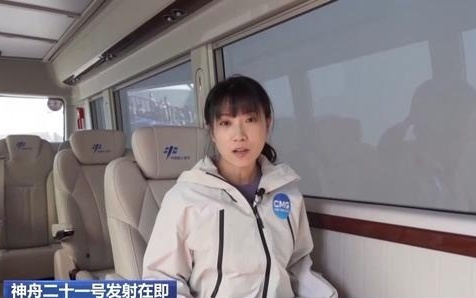 记者探访全新打造的航天员转运车