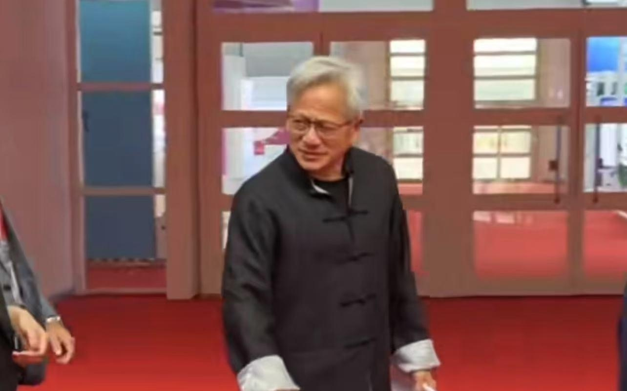 黄仁勋演讲后唐装秒换皮衣：问现场媒体们都热吗