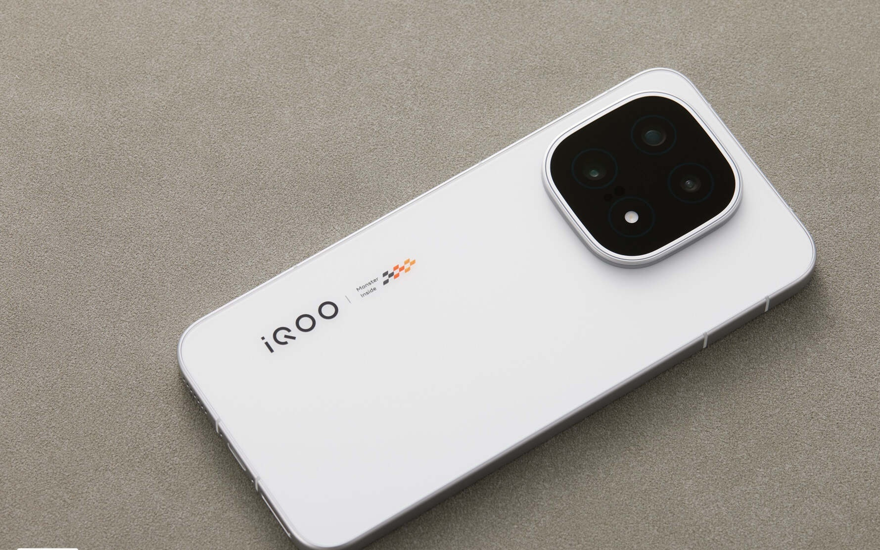 iQOO 15 Ultra新机预热，宣称「重塑操控极限」