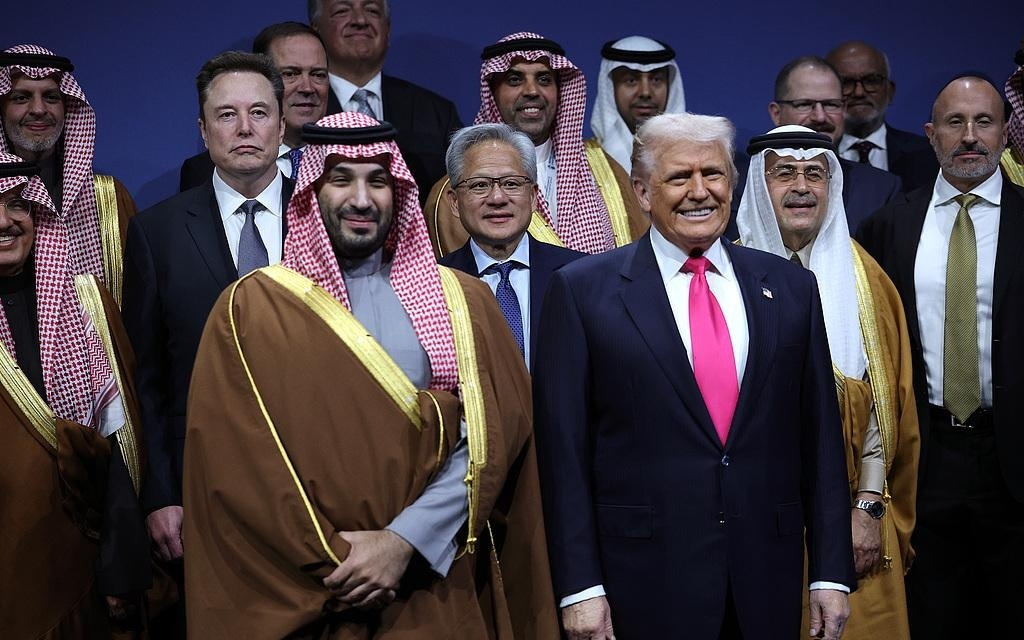 沙特对美豪掷1万亿美元投资，马斯克黄仁勋中东建巨型数据中心