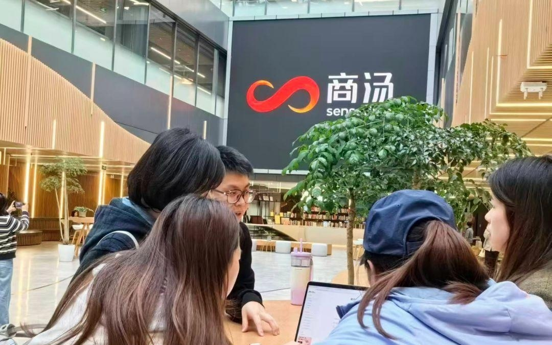 “龙虾”一键领养、暖心机器人陪伴，徐汇智造亮相全球开发者盛会