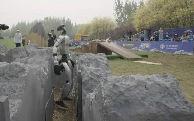 断崖跳跃、障碍破门：全球首个机器人勇士挑战赛冠军诞生！｜科技观察