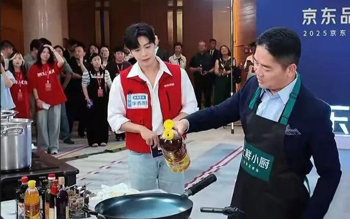 刘强东第一次直播炒菜：像贾国龙第一次炒菜一样紧张