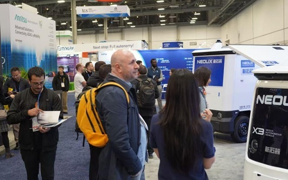 黄仁勋下场，马斯克接招！CES成L4级自动驾驶“新战场”？