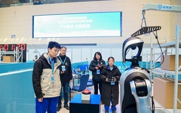 千亿级市场“蓝海”已现！人形机器人“选手”首次亮相国家级技术技能赛场，工业、家庭场景将率先应用