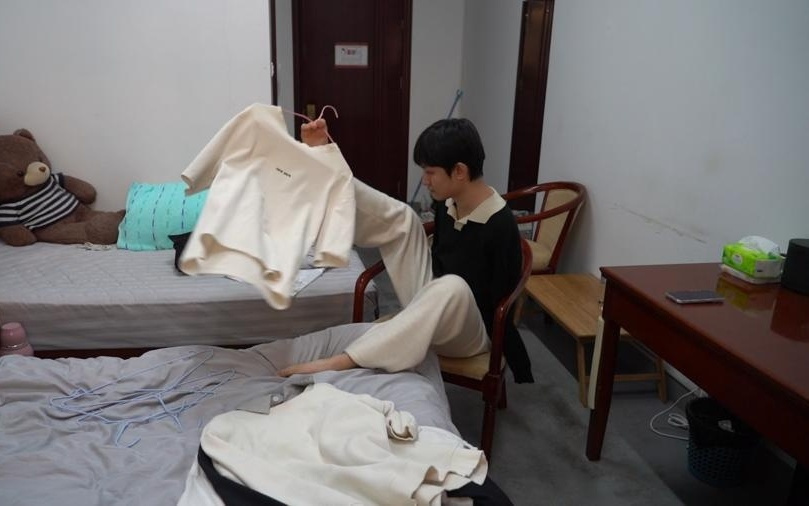 “折翼”亦飞翔，无臂博士用双脚书写“逆袭”人生