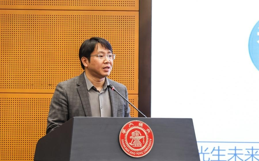 AI首现“虚拟光学专家”，上海交大发布国产光学大模型Optics GPT