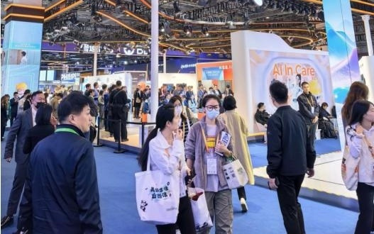 改写“进口依赖”！进博会医疗展区直击：十万转离心机破壁、伽玛刀“中国造”、CAR-T疗法可及｜聚焦2025进博会