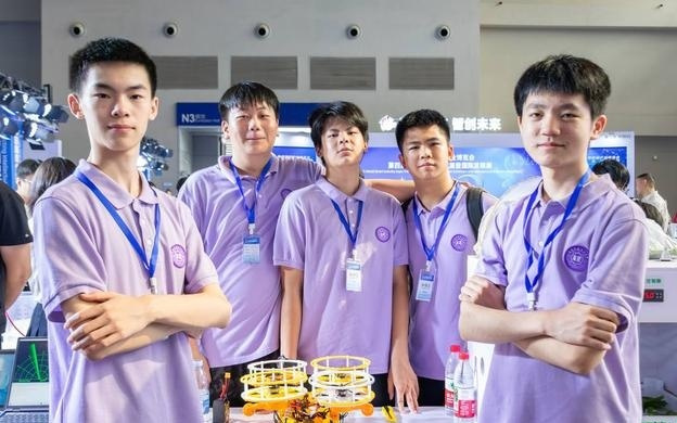 重庆学子携“飞行汽车”项目亮相智博会｜关注2025智博会