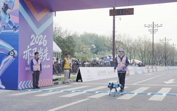 全球首个AGI全栈技术机器人亮相亦庄机器人马拉松，破解视障群体“出行难”困局