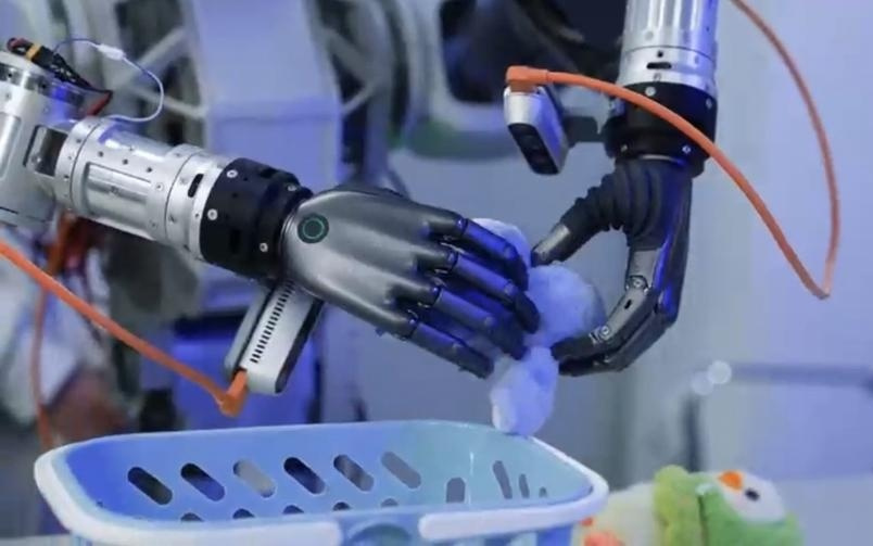 1.7米高75公斤，走路带风，上海“拉链式人墙”换机器人？