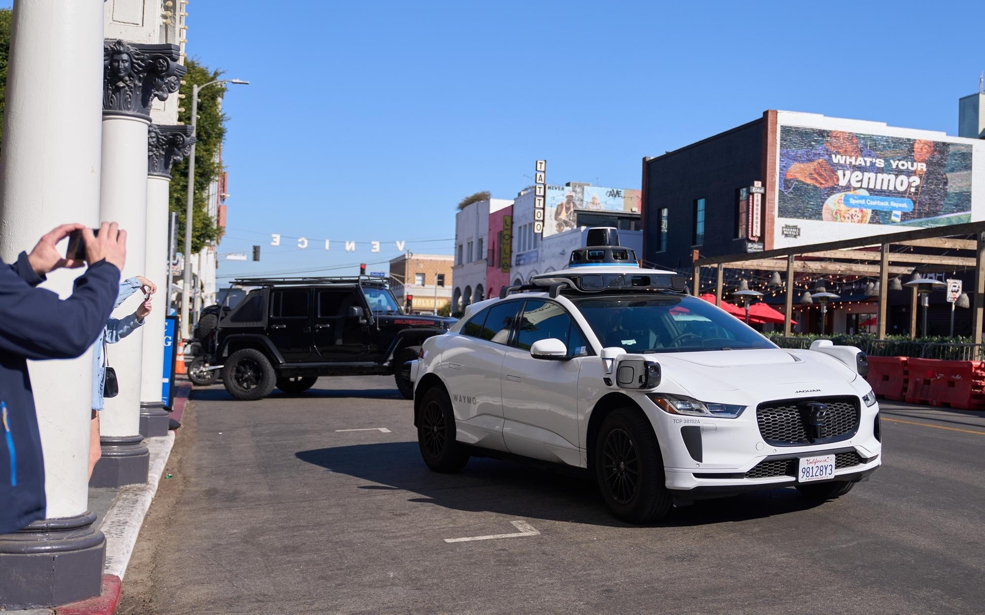 完成160亿美元融资，Waymo在扩张与质疑中发展