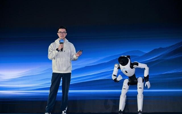 直击智元合作伙伴大会：迈入部署态元年，具身智能开启生产力时代