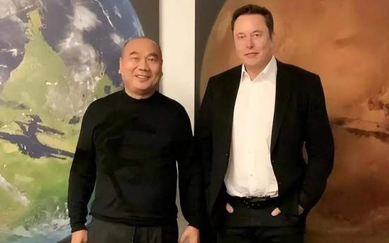 靠马斯克躺赚千亿身价的神秘华裔大佬，又要押注黄仁勋？