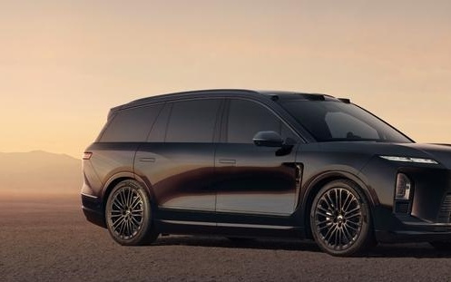 蔚来李斌亲自交车 奥运冠军吴敏霞成为全新ES8玄金特别版首位车主｜北京车展