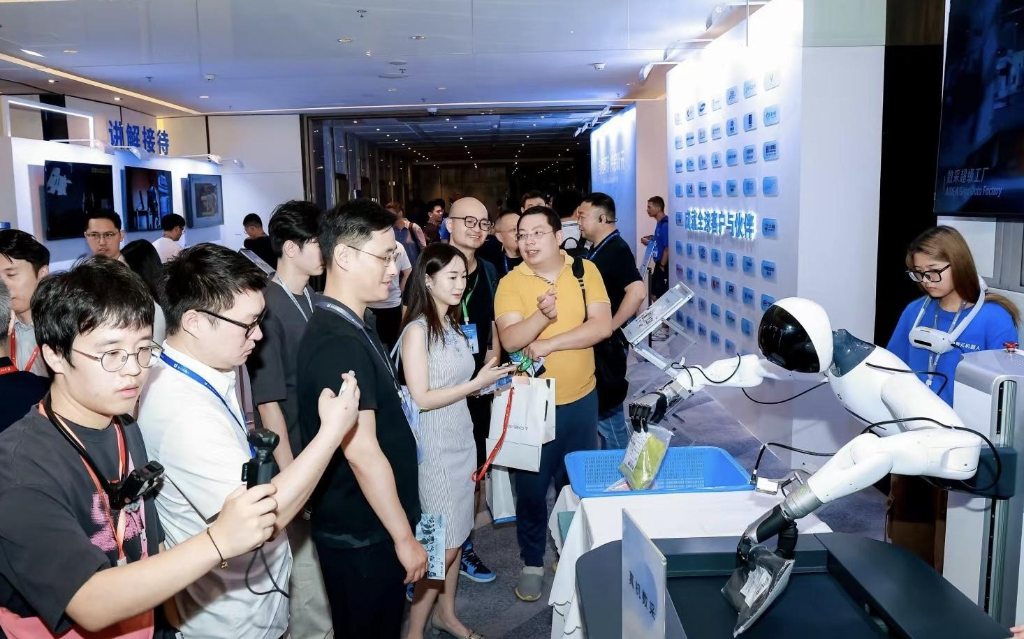 100台机器人请来100家合作伙伴，上海这家初创公司何以当“链主”