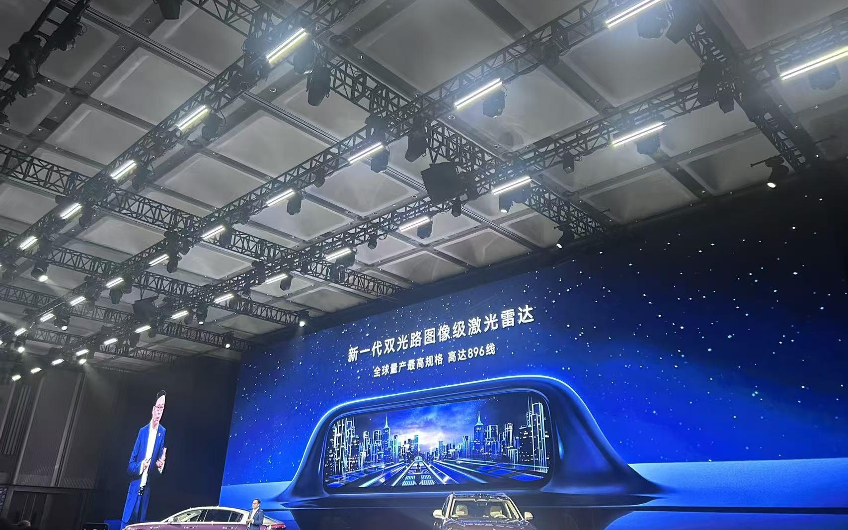 份额逼近50%!30万元级市场自主品牌说了算?余承东:问界M9交付超28万辆