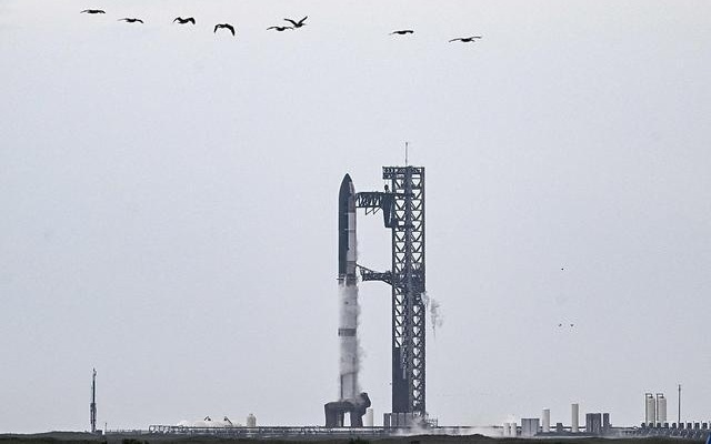 一波三折，“星舰”完成第十飞，马斯克发帖回应