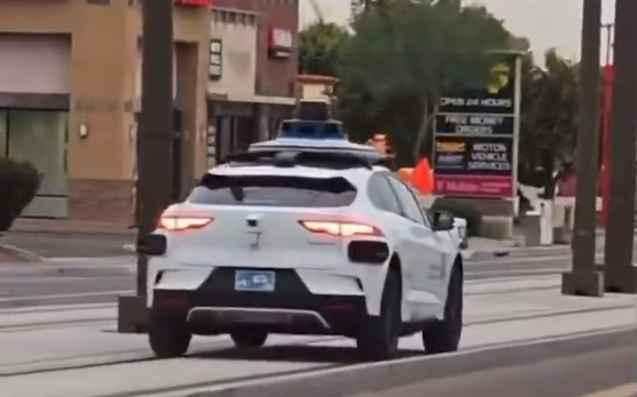 谷歌旗下Waymo自动驾驶出租车误入轻轨轨道，乘客“仓皇逃生”