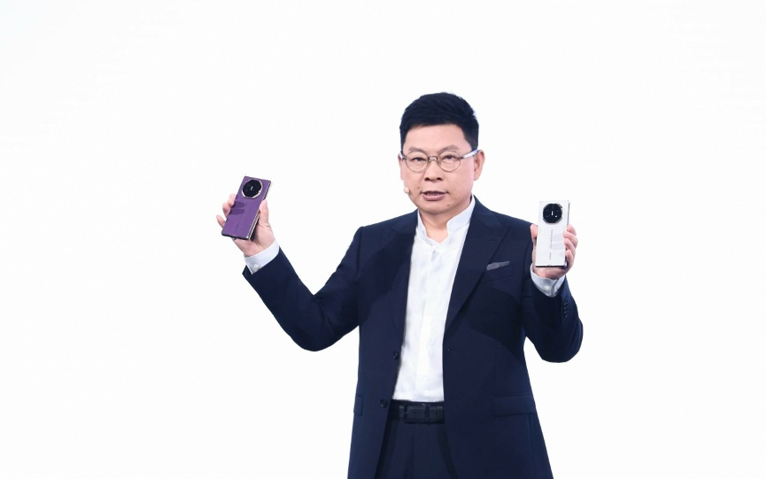手机大厂进入新品发布期，iPhone 17发布前，华为和vivo都上新了
