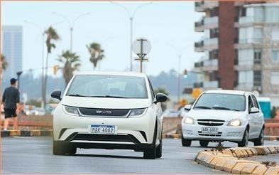 中国电动汽车海外热度持续攀升（国际论道）