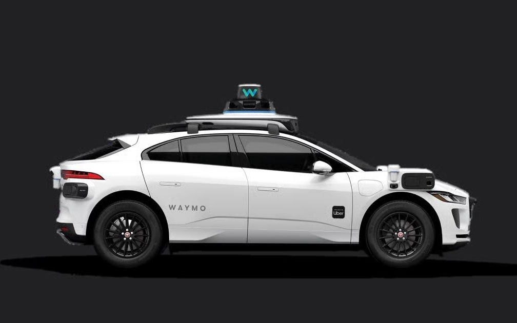 Waymo前CEO评特斯拉FSD：纯视觉方案如重度近视眼不可靠