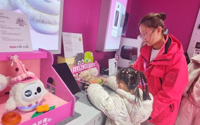 成都春熙路上的“硬核”年味：20余款AI黑科技陪市民过大年｜新春走基层