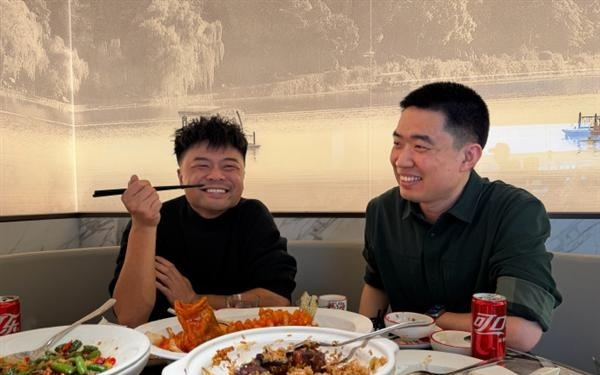 理想汽车CEO李想兑现邀约：奔赴浙江海盐 宴请救人理想车主吃饭