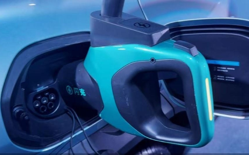 闪充、换电双线作战，新能源补能大赛进入下半场