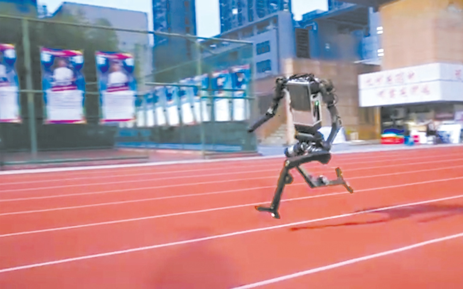 10米/秒！国产人形机器人奔跑峰值速度接近人类巅峰，机器人能超越博尔特吗