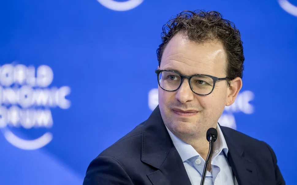 Claude想接管世界?Anthropic联合创始人连夜向神父求救