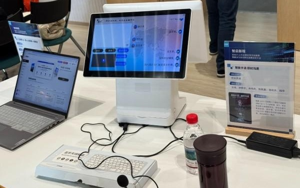 英特尔AI双赛走出的万名开发者，正在弥合AI人才缺口