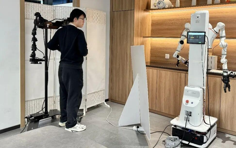 刷屏的机器人，还困在「数据流水线」里