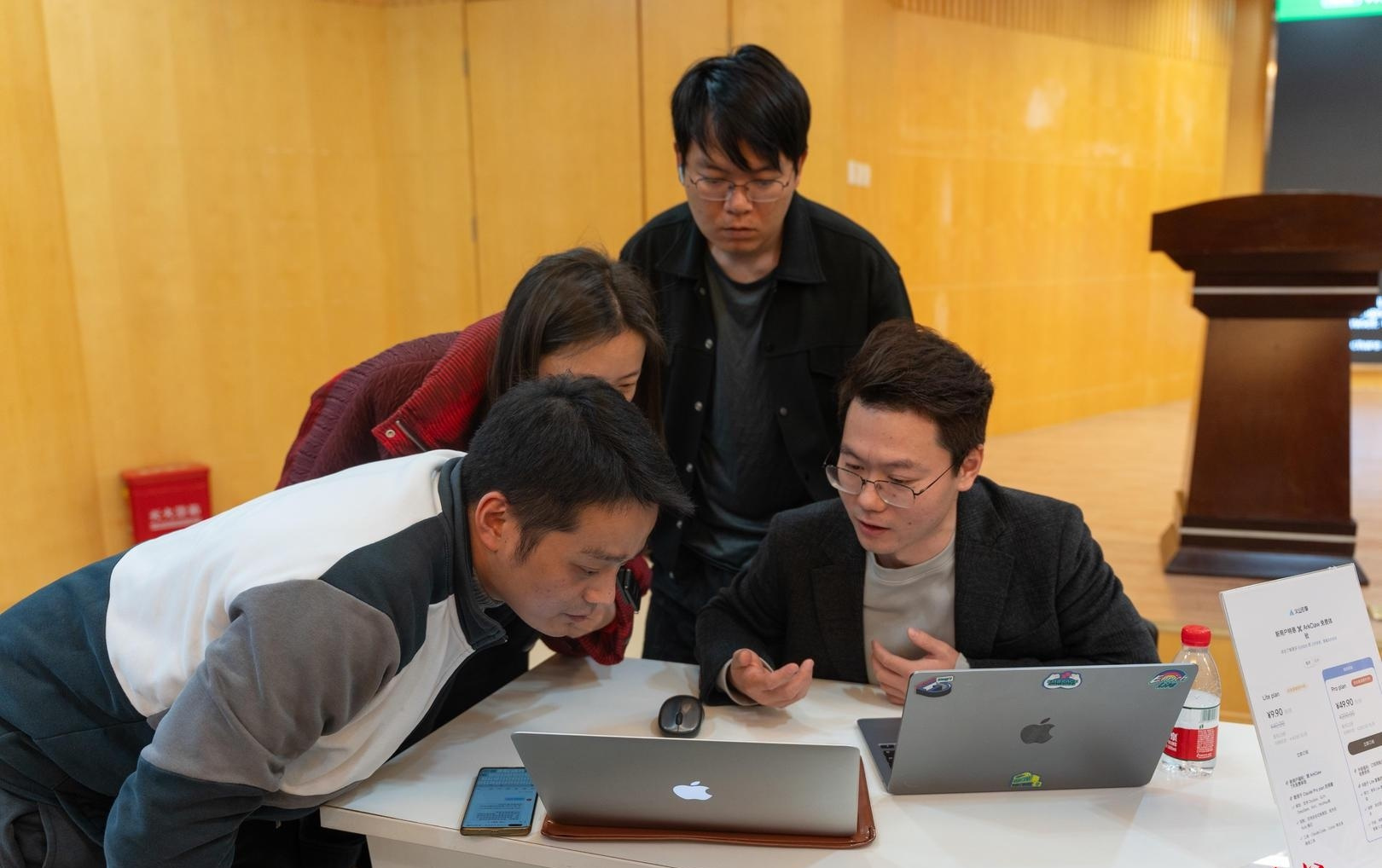 电商阿姨、平面设计师……各类人群都来了！成都安装“AI龙虾”现场火爆