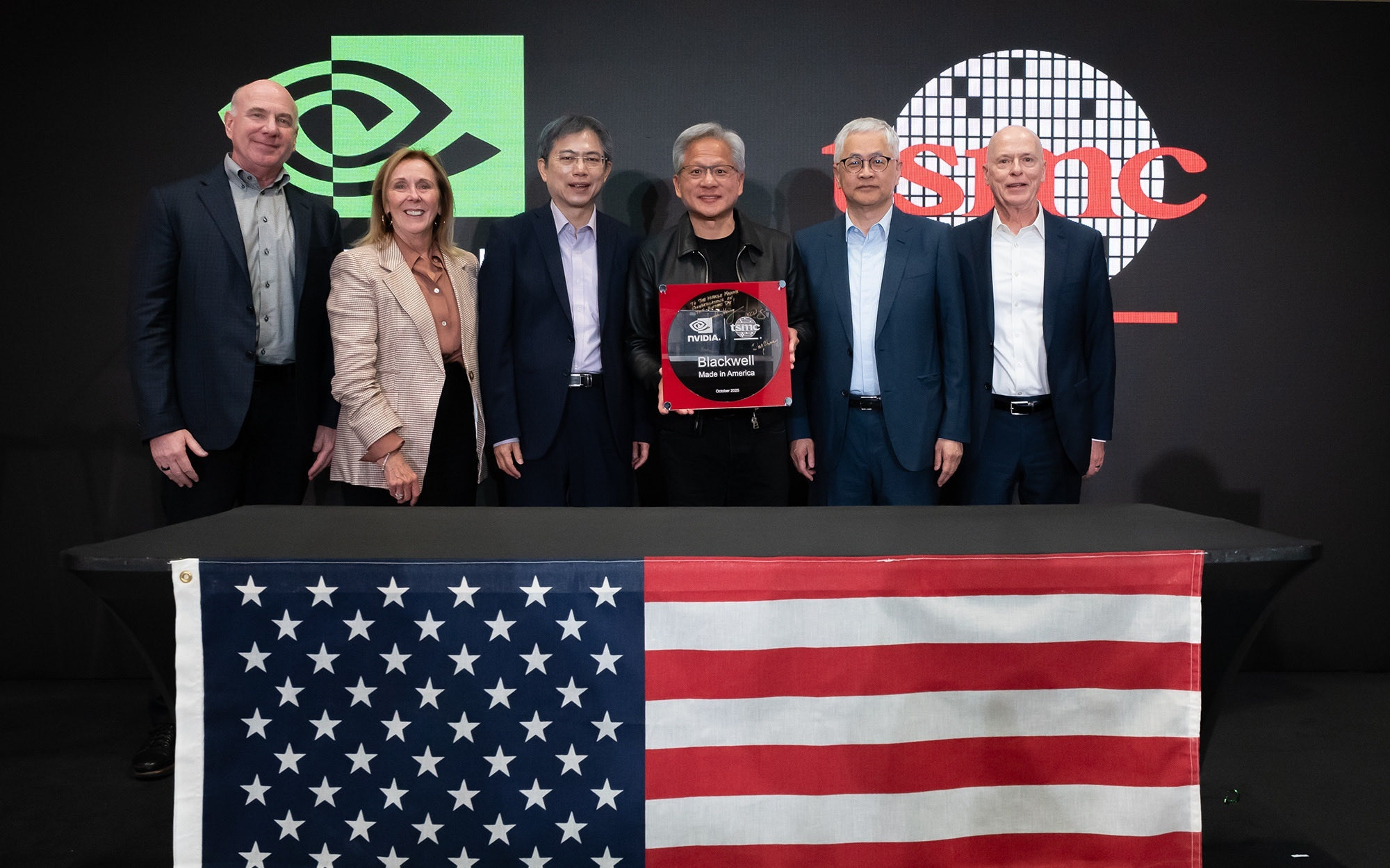 NVIDIA Blackwell首块晶圆在凤凰城下线