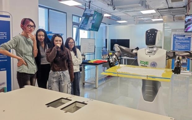 新民视频丨走近复旦校企实验室，看看具身机器人长啥样