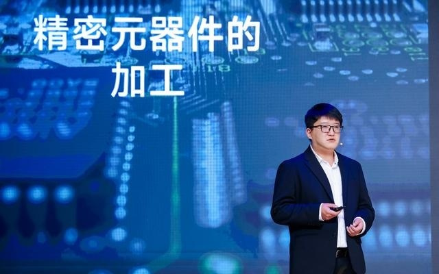 普罗宇宙携大白机器人2.0与灵巧手亮相，联手京东共拓工业具身智能全球市场