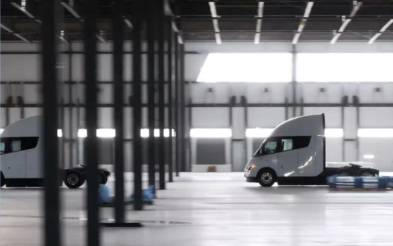 特斯拉Semi电动卡车电池架构曝光：创新垂直立方设计