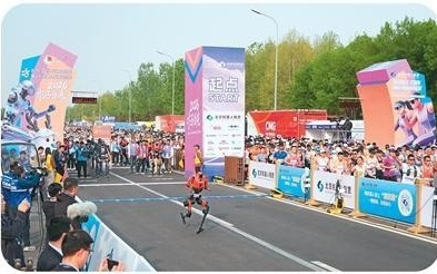 中国机器人跑得比人快了（外国网友“趣”问中国⑤）