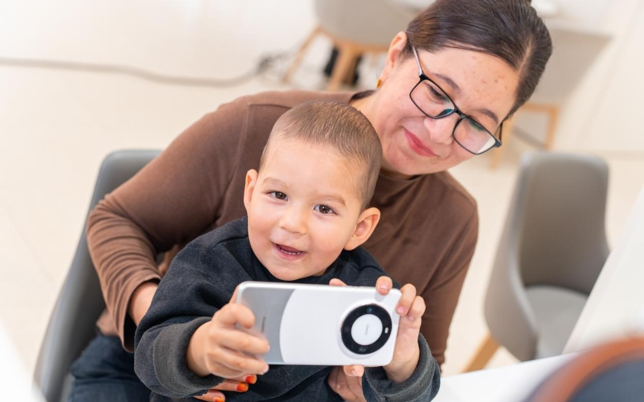 万物皆可 AI 的 2025，生活更需要「有人在」