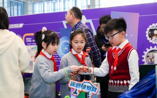 用技术点亮学生创意火花，普陀这样探索“适合教育+AI”，培养未来创新人才