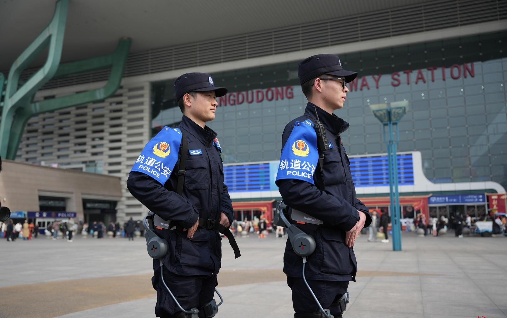 人形机器人、外骨骼装备……一系列“成都造”新锐装备新春“上岗”