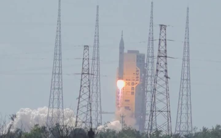 我国长征十号系列火箭一子级托举梦舟飞船点火升空