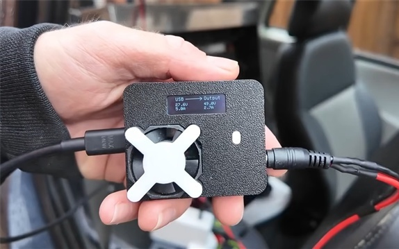 博主用500颗电子烟电池打造汽车动力电池：支持USB-C充电