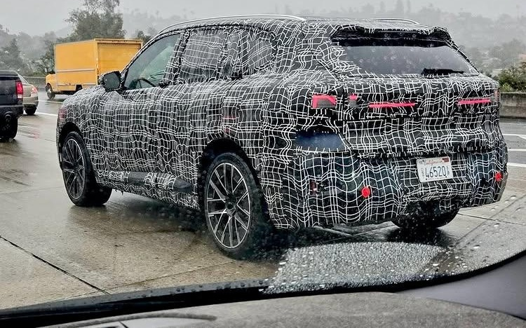 2027款宝马X5 G65路测图曝光：“小翼”式门把手，保留燃油动力