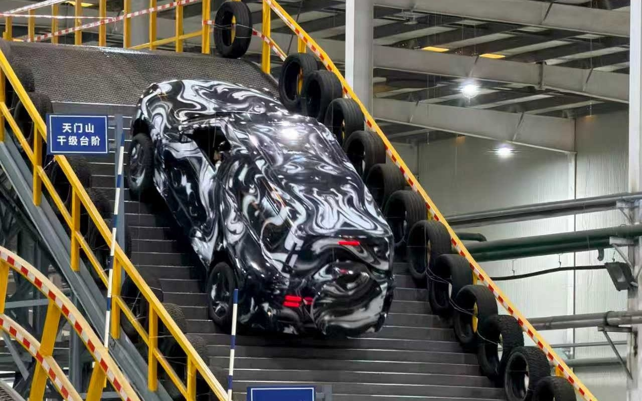 比亚迪把天门山天梯搬进厂房：新款仰望U8完成超千次极限爬坡测试